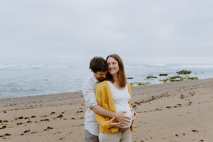 photos de grossesse sur la plage au pays basque