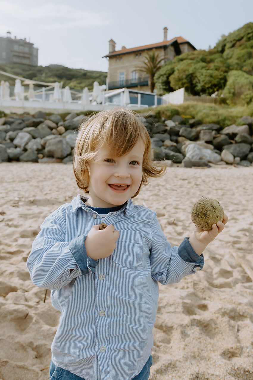 photo d'un petit garçon à la plage