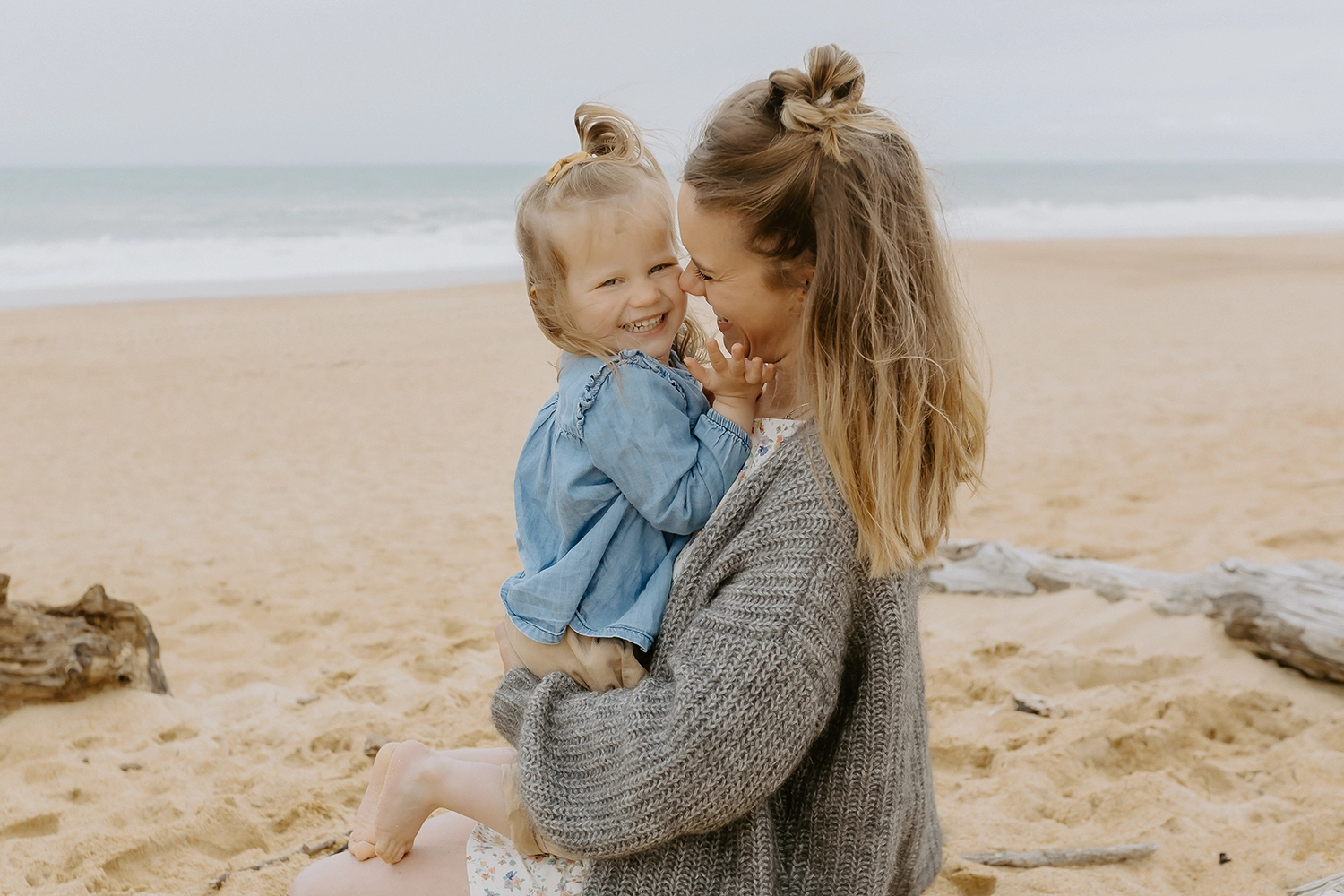 Enfants jouant sur la plage pendant une séance photo famille Labenne