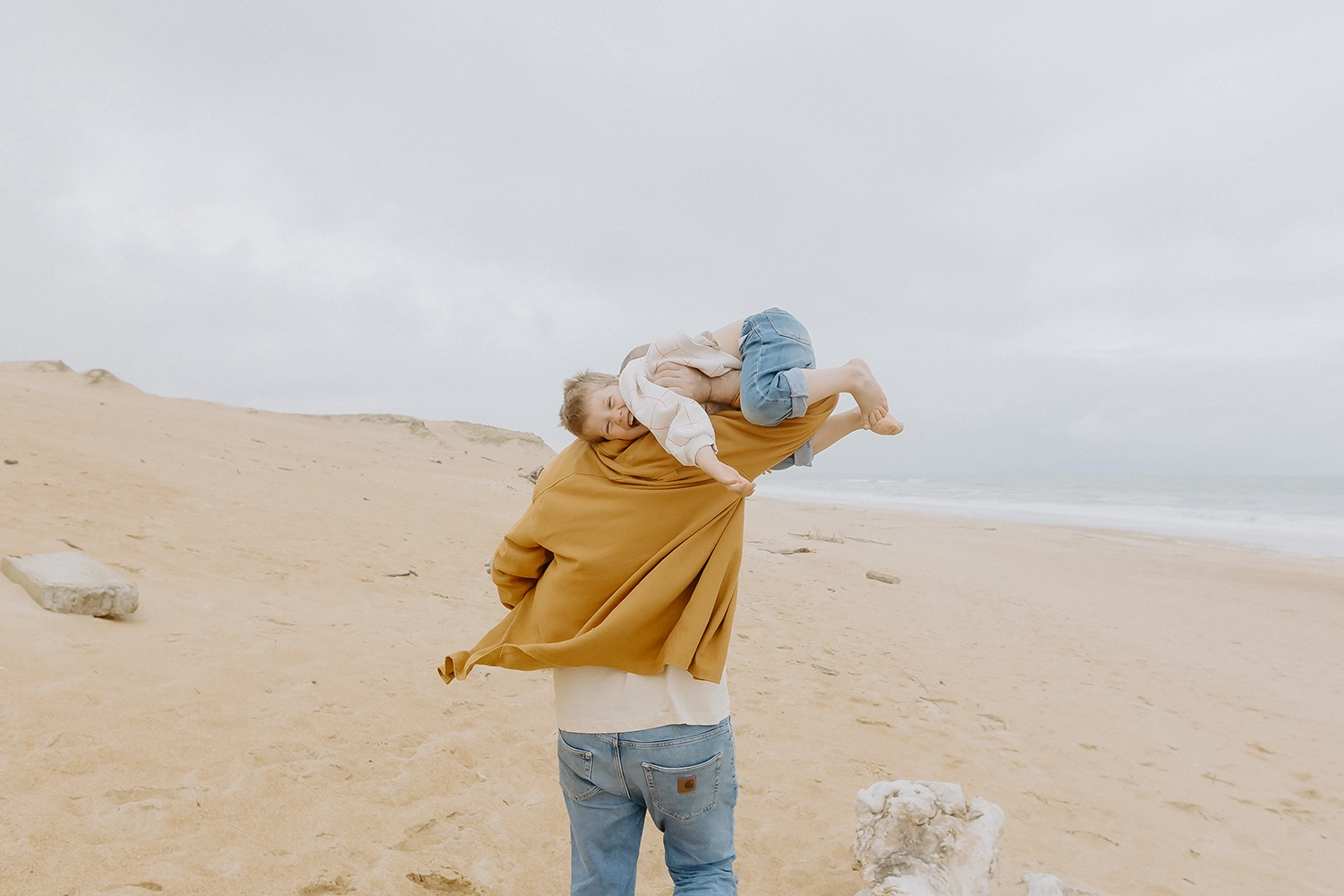 Enfants jouant sur la plage pendant une séance photo famille Labenne