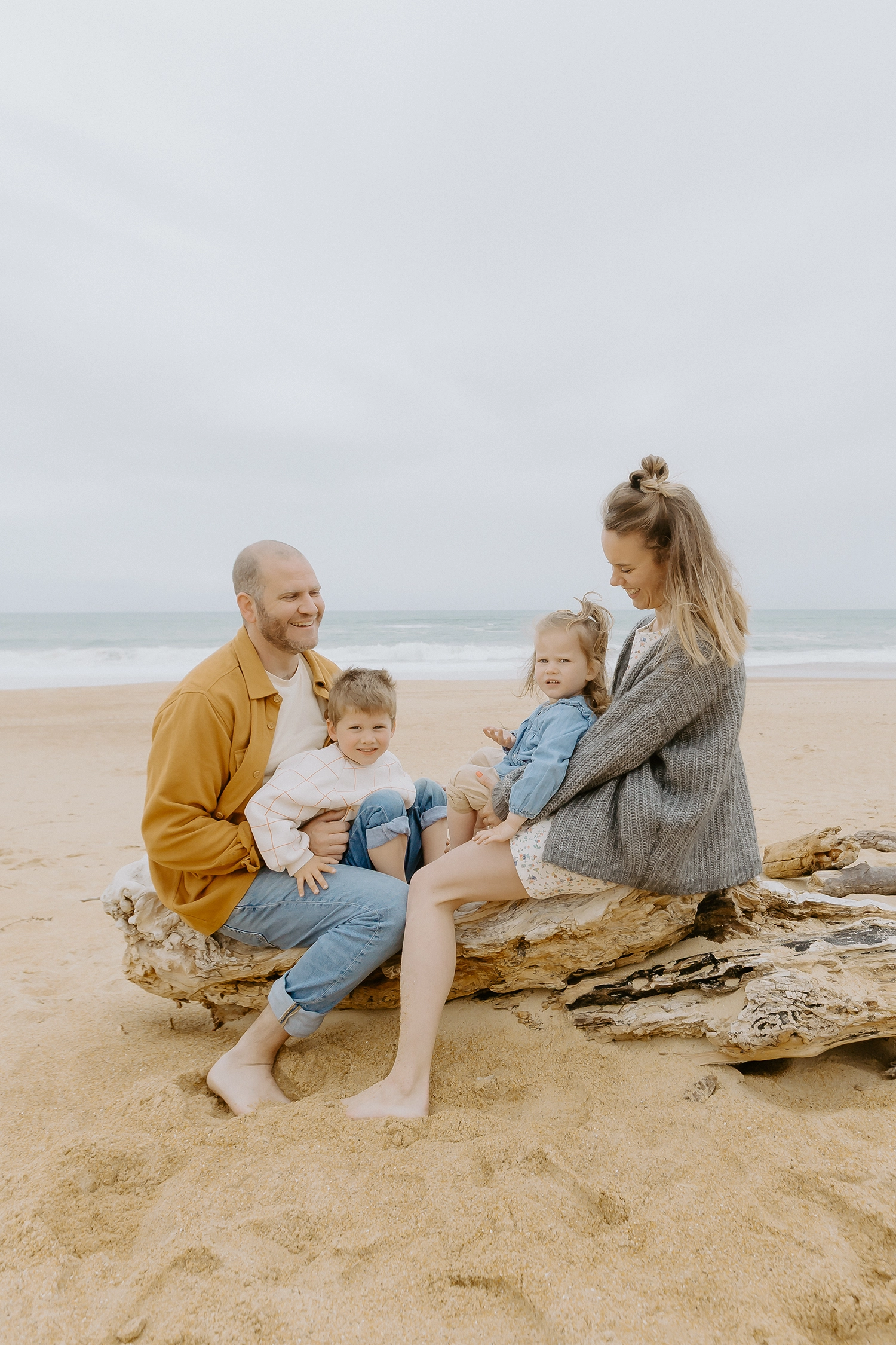 Enfants jouant sur la plage pendant une séance photo famille Labenne