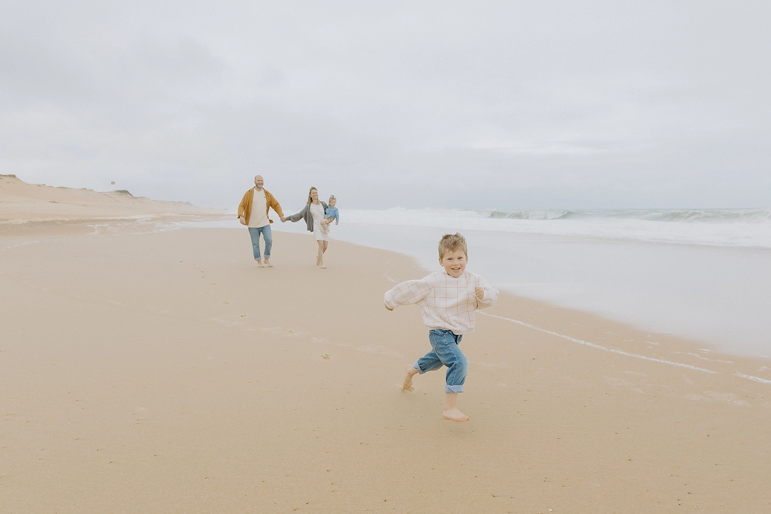 Enfants jouant sur la plage pendant une séance photo famille Labenne