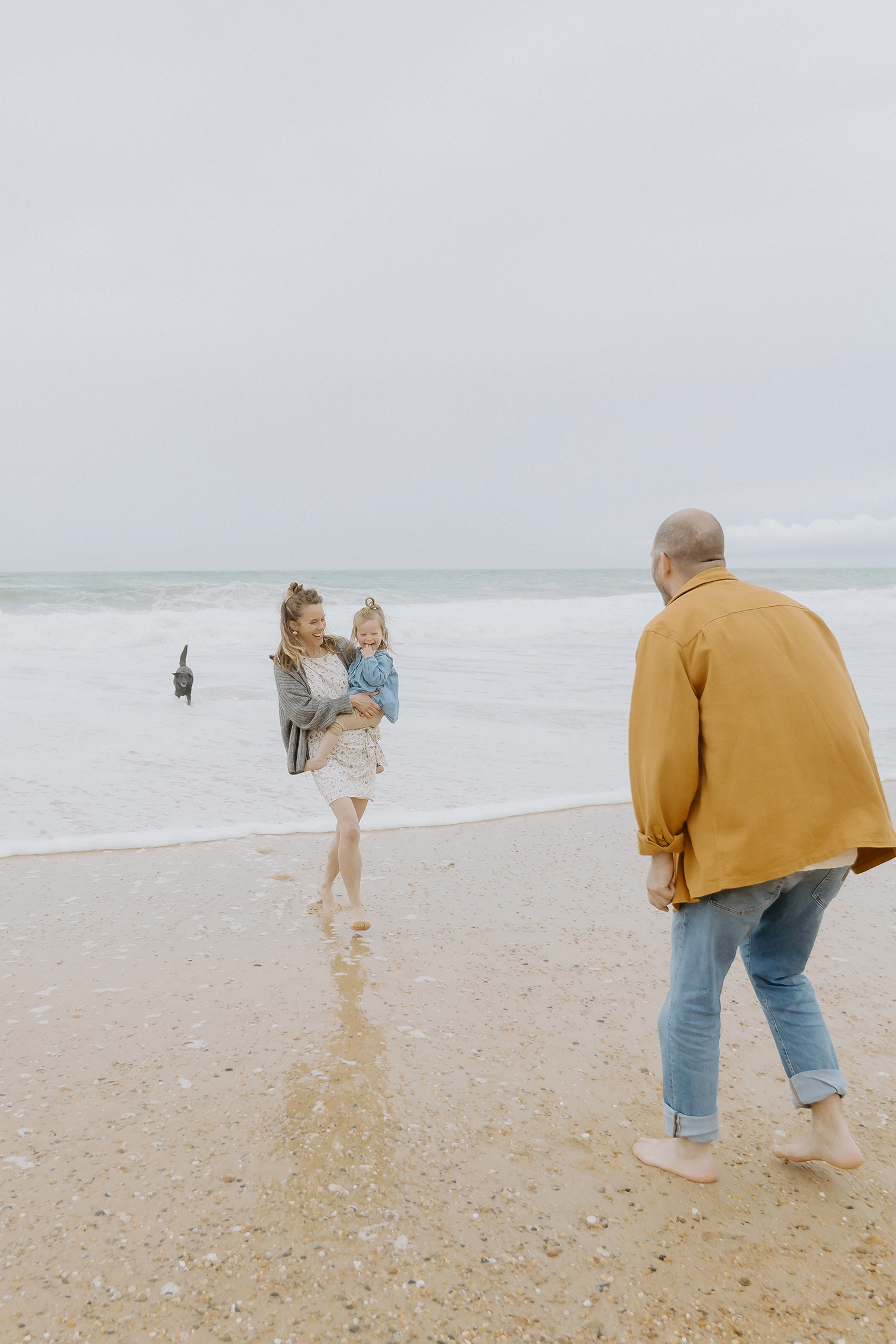 Enfants jouant sur la plage pendant une séance photo famille Labenne