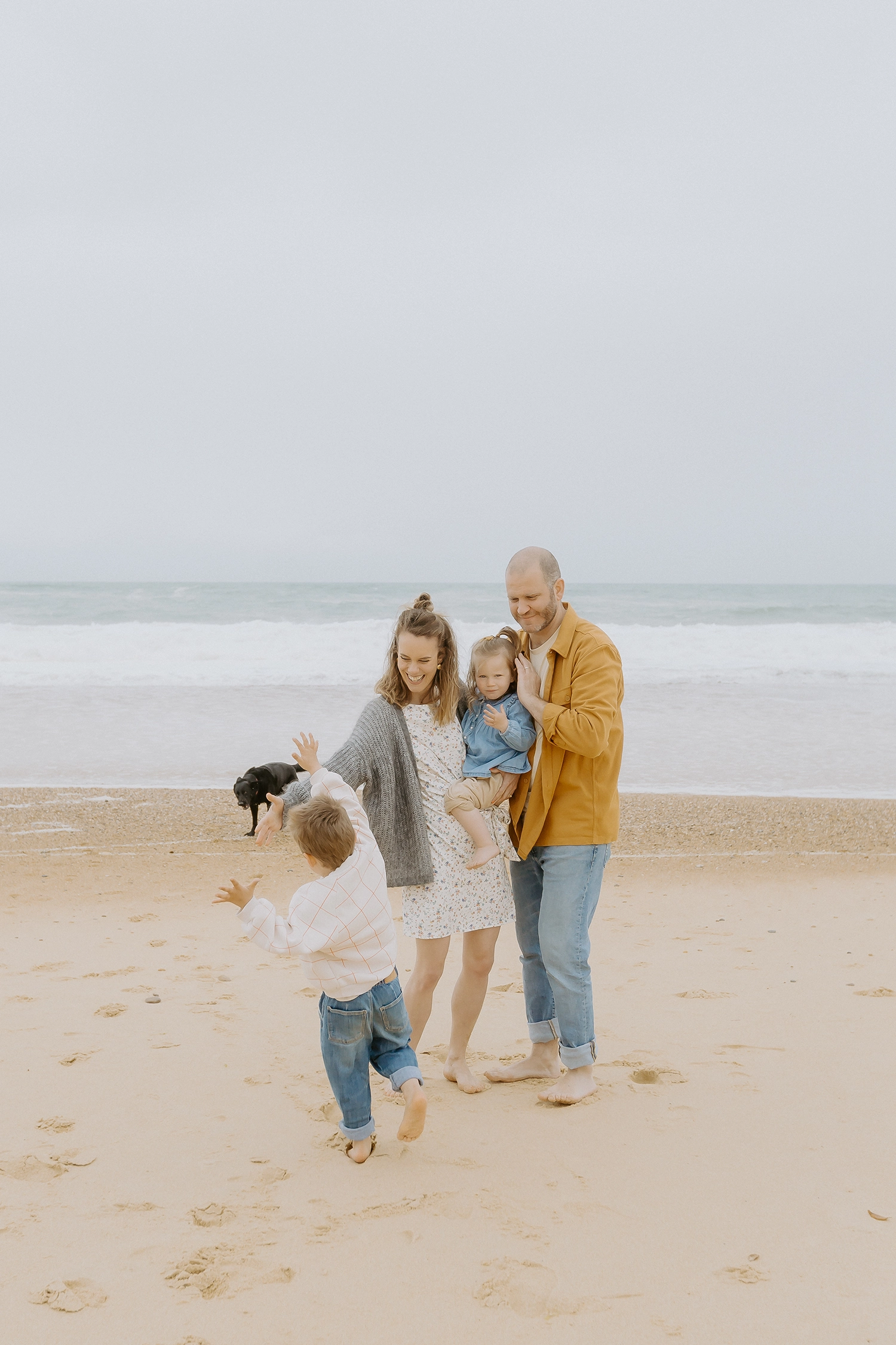 Enfants jouant sur la plage pendant une séance photo famille Labenne