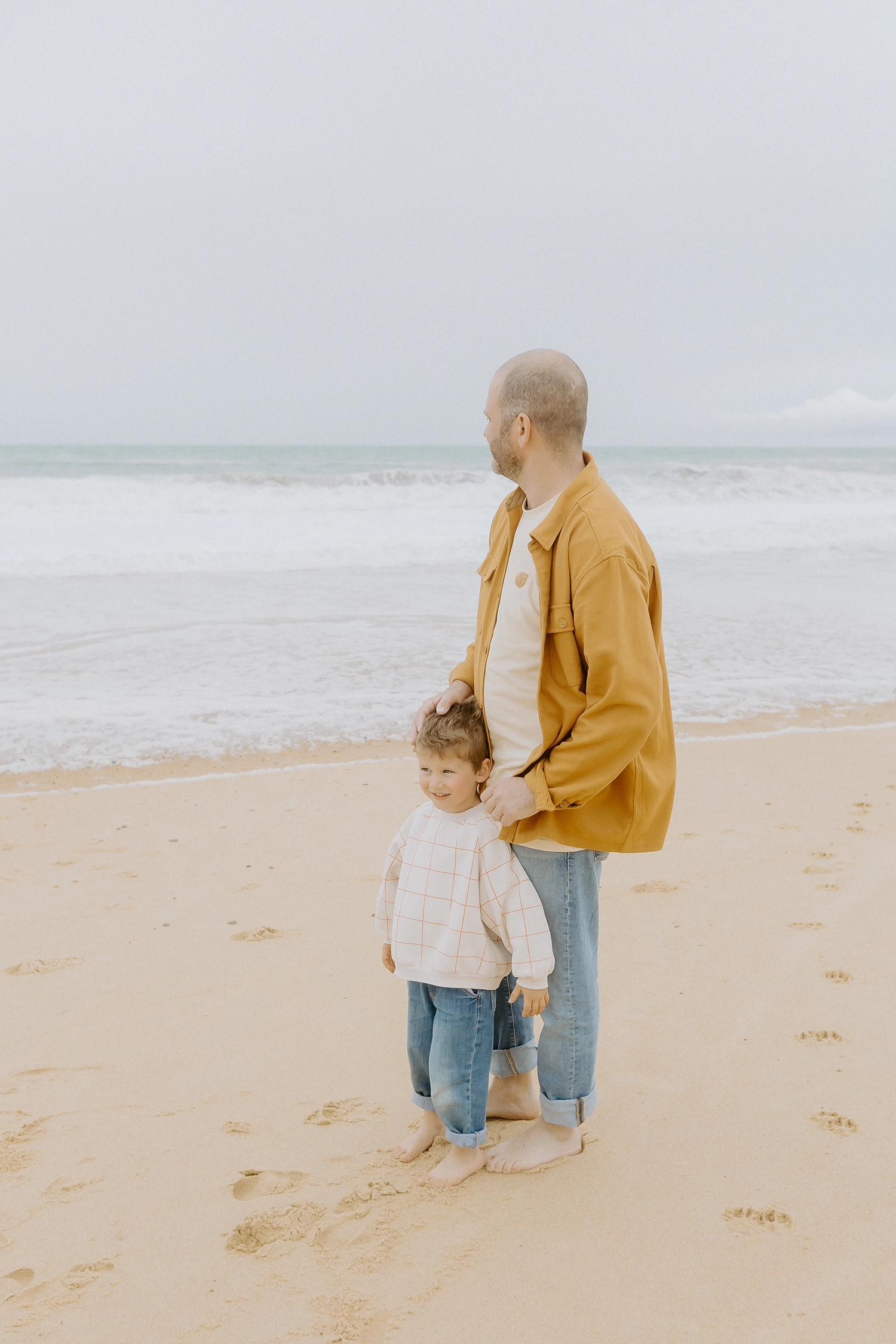 Enfants jouant sur la plage pendant une séance photo famille Labenne
