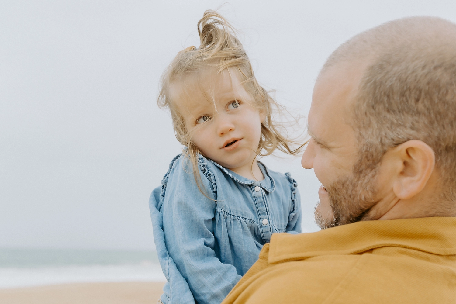 Enfants jouant sur la plage pendant une séance photo famille Labenne