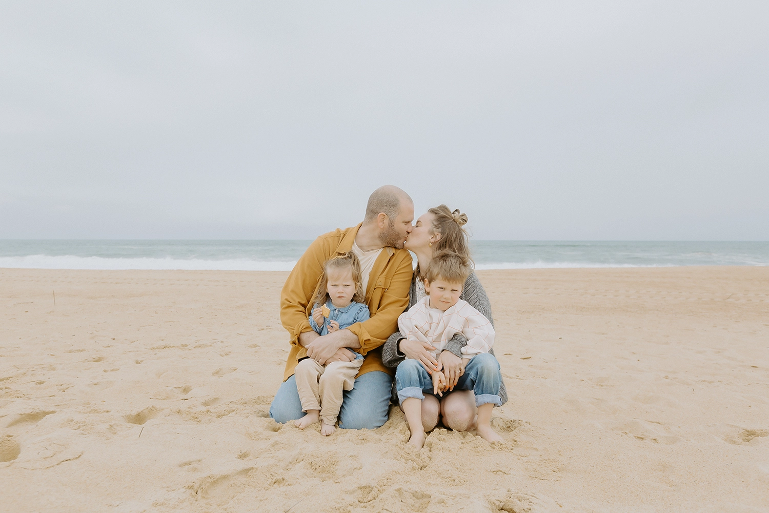 Enfants jouant sur la plage pendant une séance photo famille Labenne