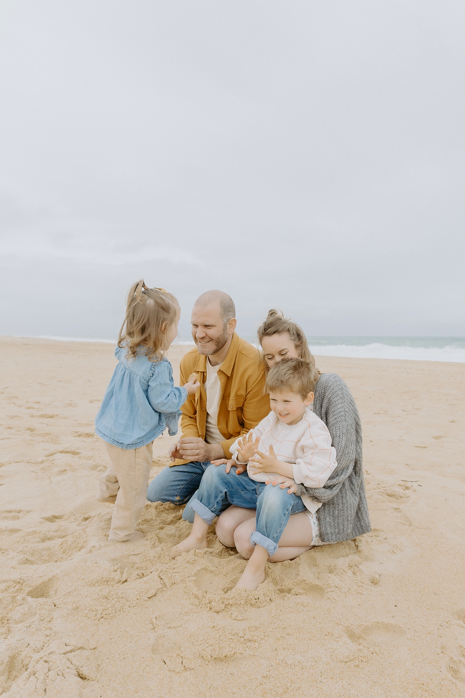 Enfants jouant sur la plage pendant une séance photo famille Labenne
