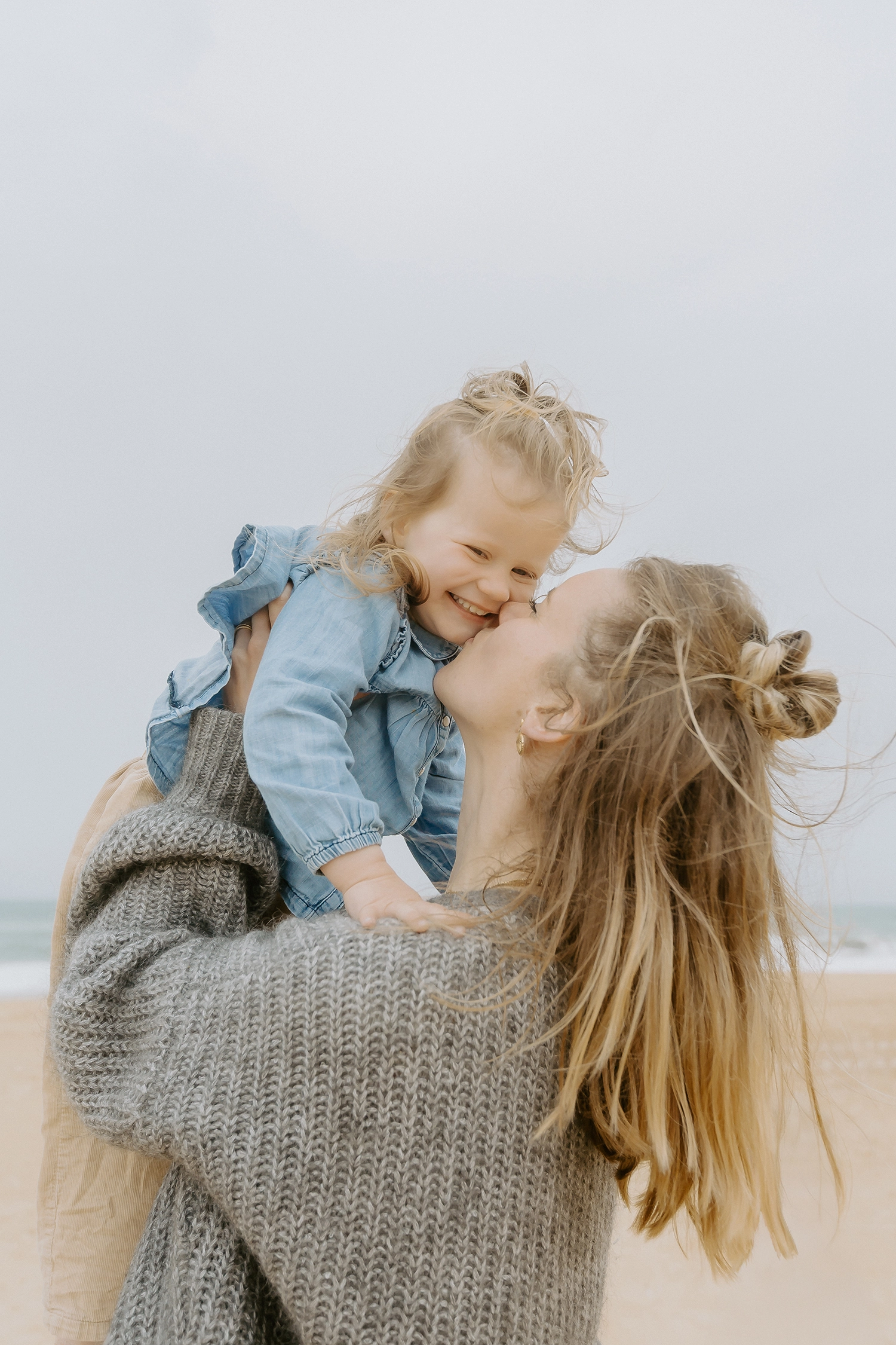Enfants jouant sur la plage pendant une séance photo famille Labenne
