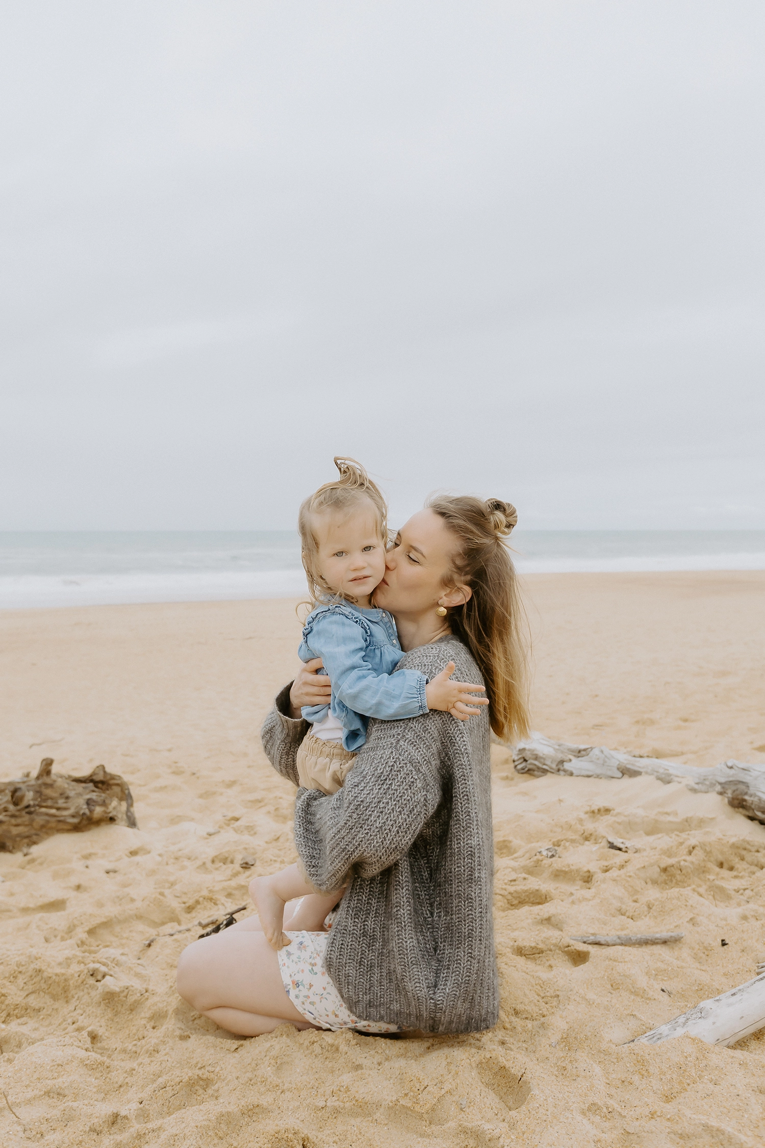 Enfants jouant sur la plage pendant une séance photo famille Labenne