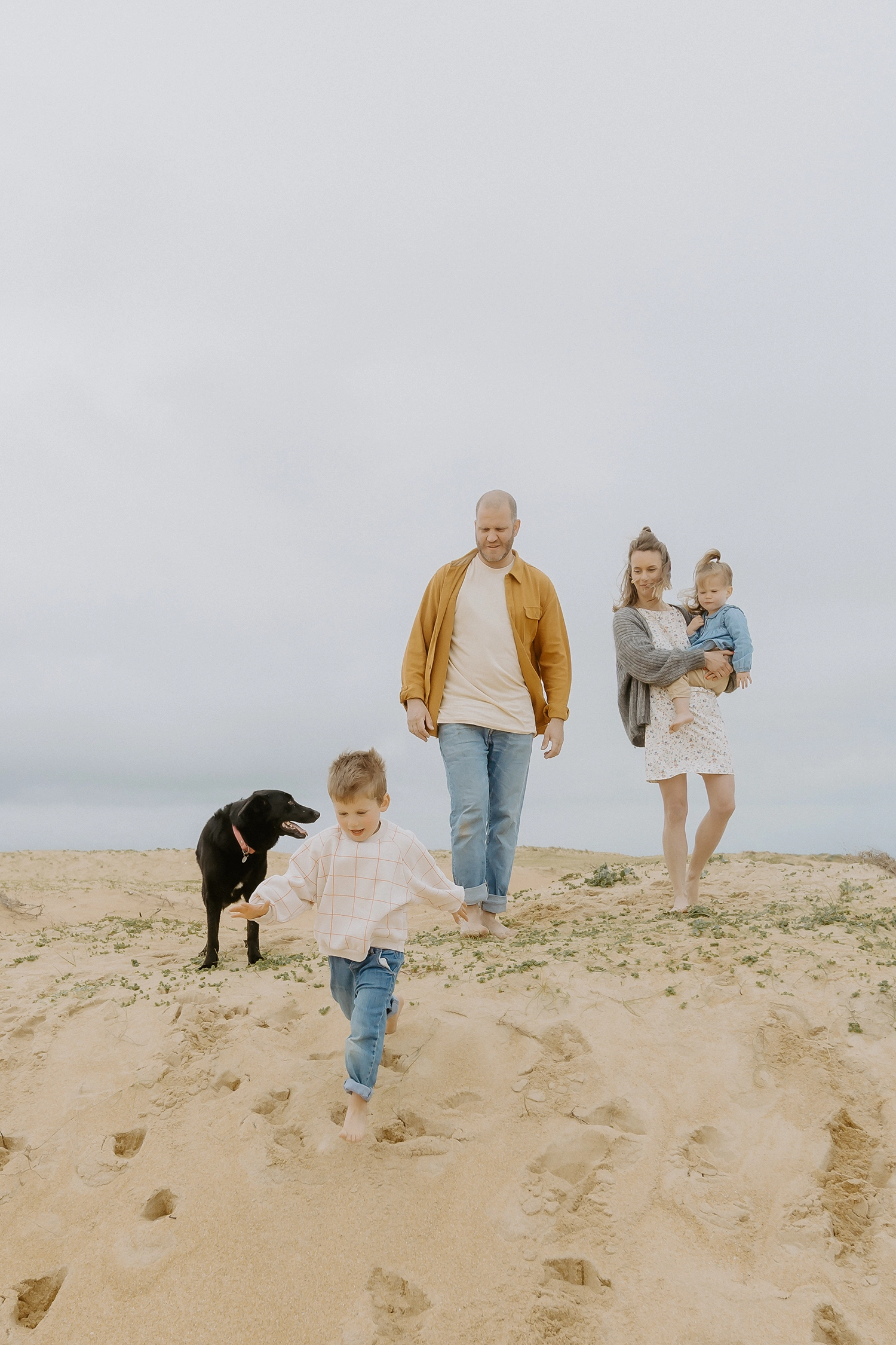 Enfants jouant sur la plage pendant une séance photo famille Labenne