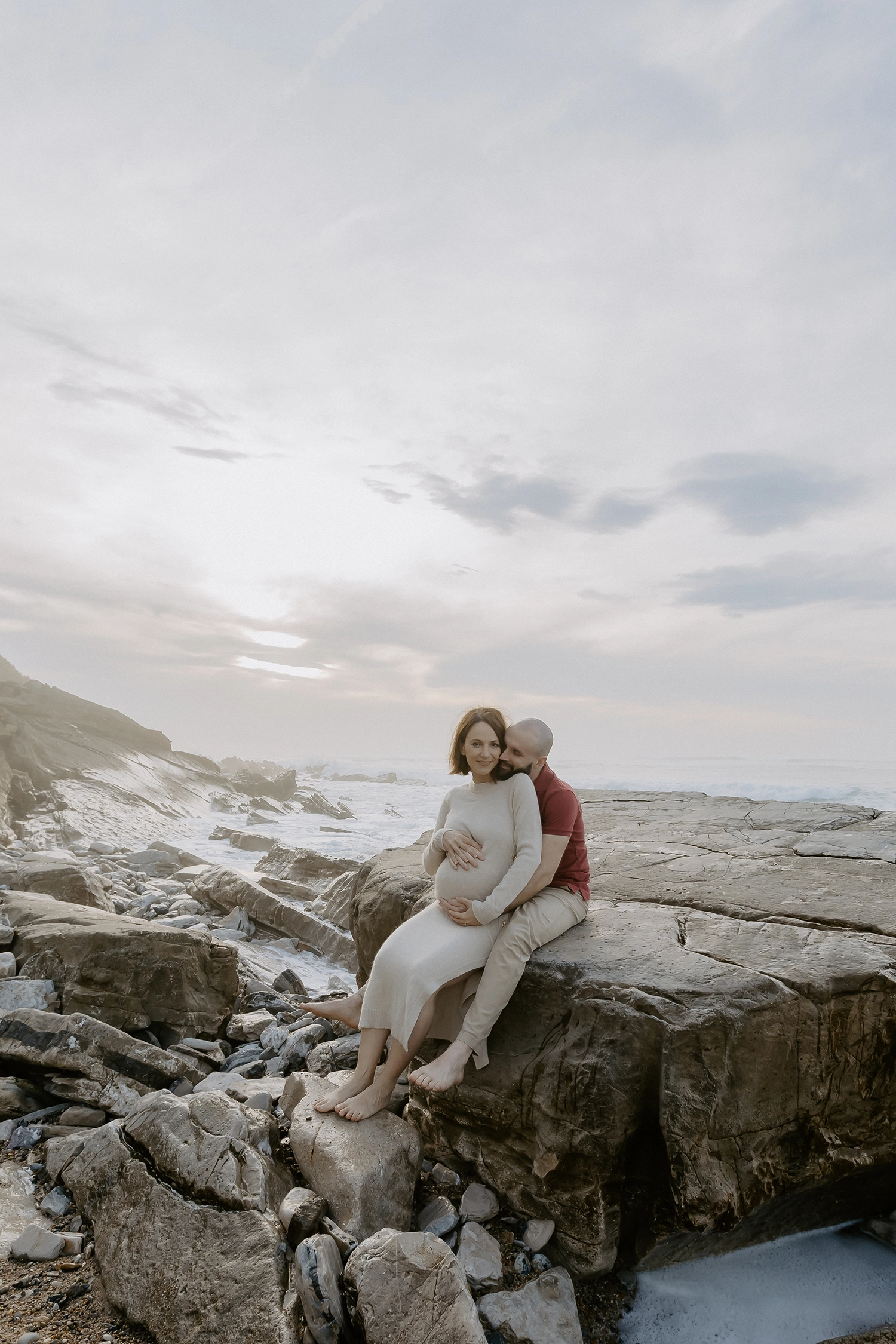 Couple en séance photo grossesse à Bidart, au bord de l’océan en hiver