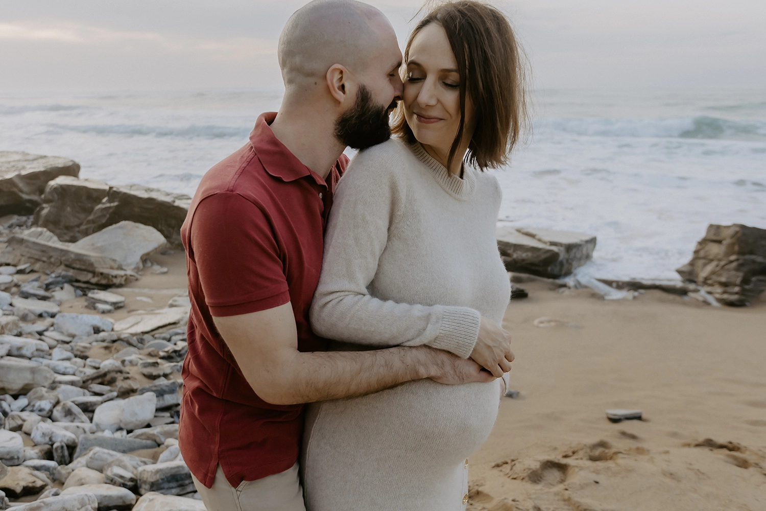 Couple en séance photo grossesse à Bidart, au bord de l’océan en hiver