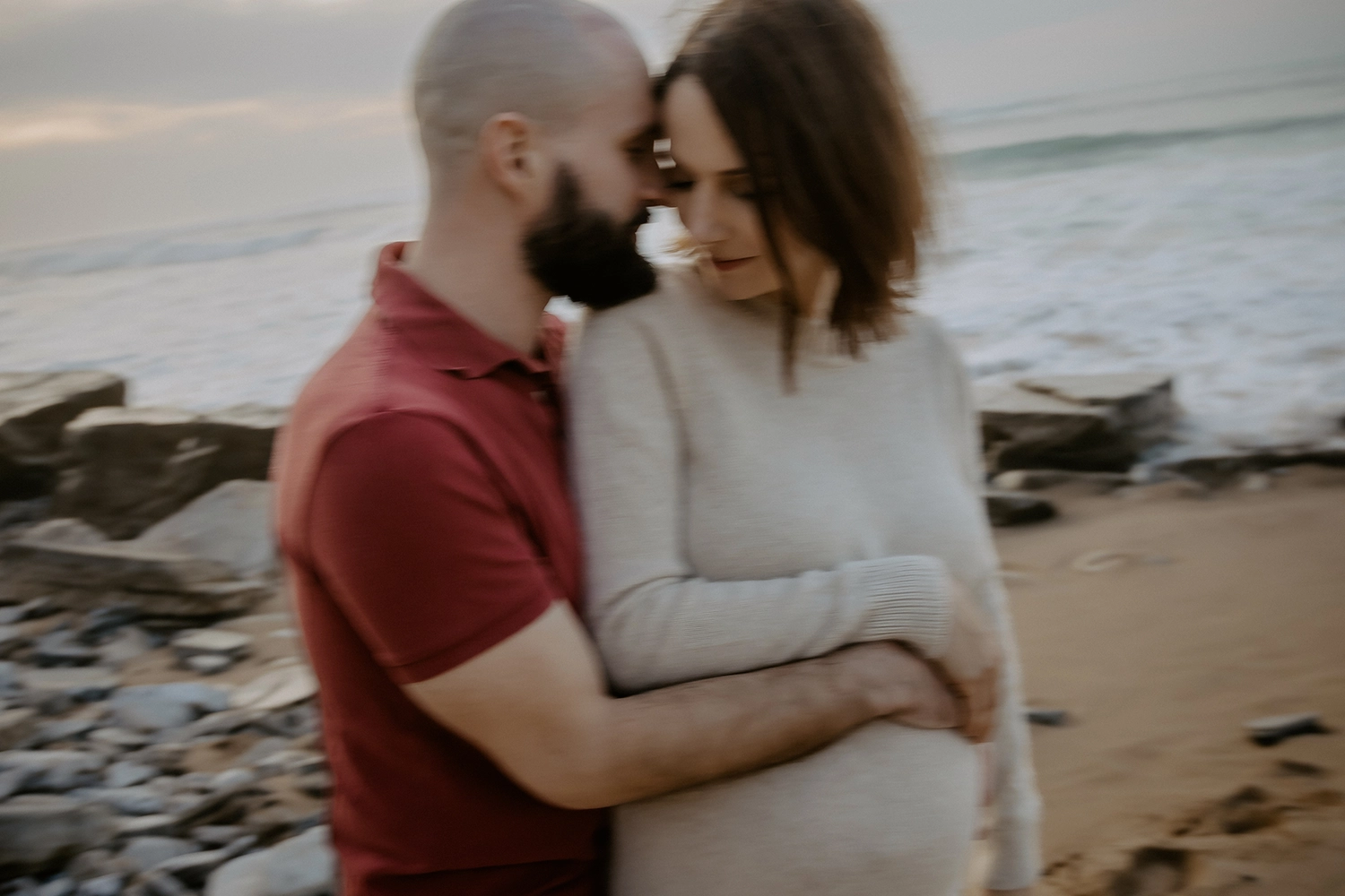 Couple en séance photo grossesse à Bidart, au bord de l’océan en hiver