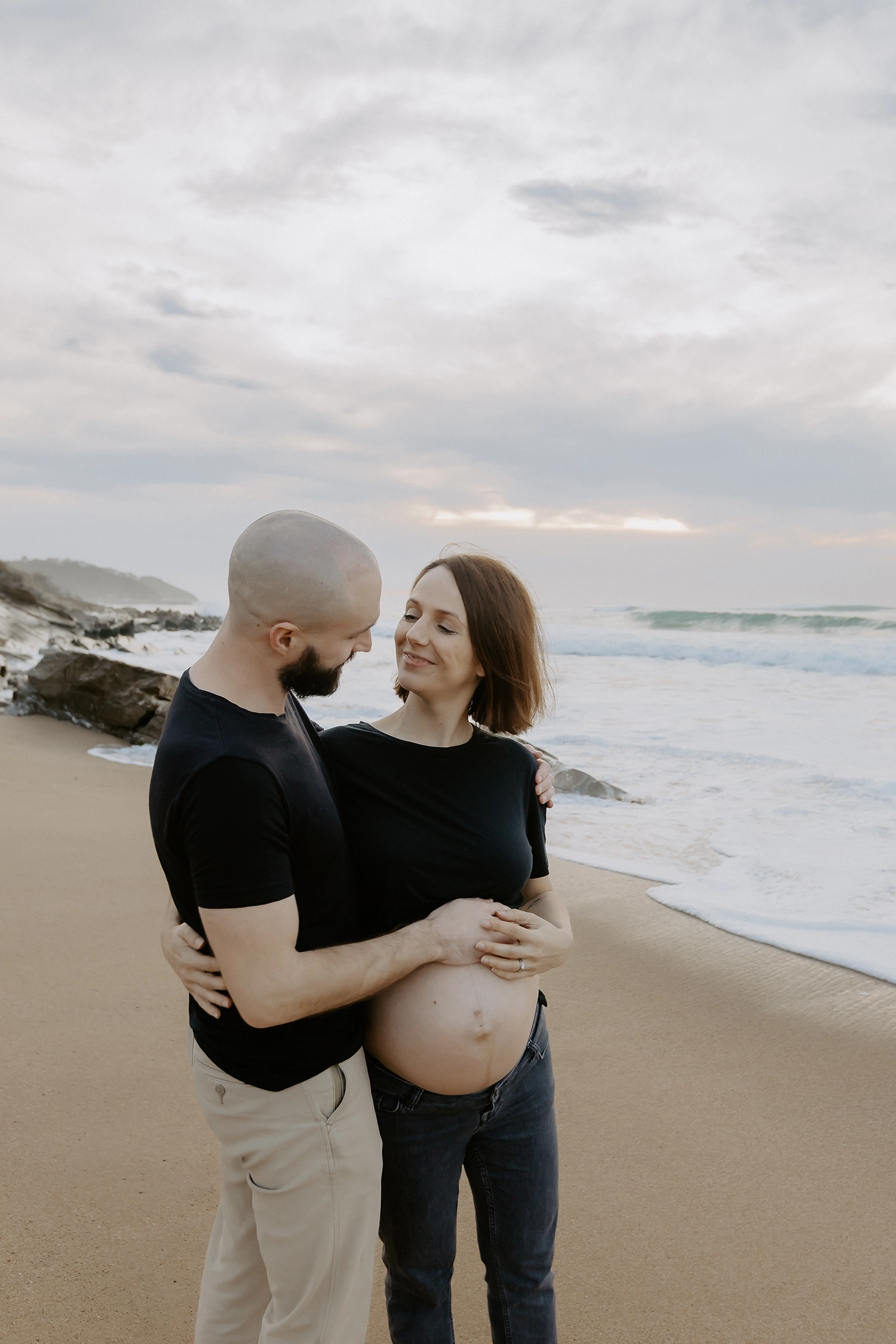 Séance photo grossesse à Bidart : instants complices à deux avant bébé