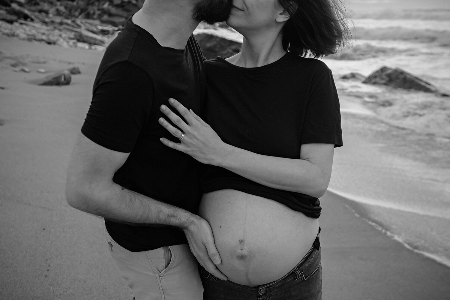 Séance photo grossesse à Bidart : instants complices à deux avant bébé