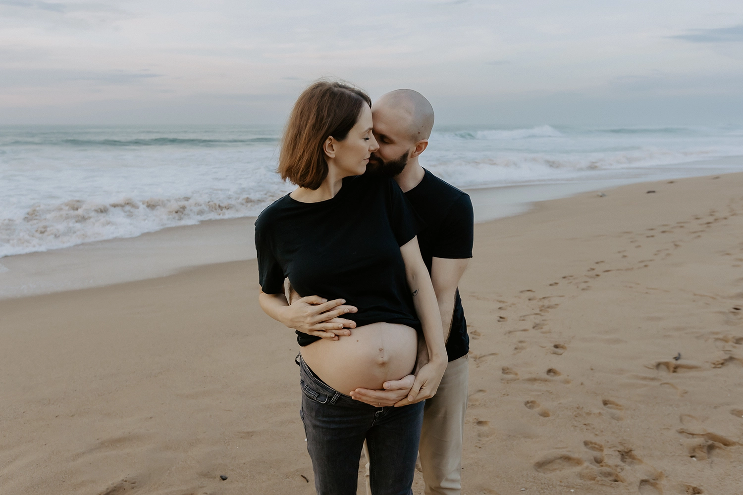 Portrait de future maman sur la plage de Bidart, en pleine lumière douce