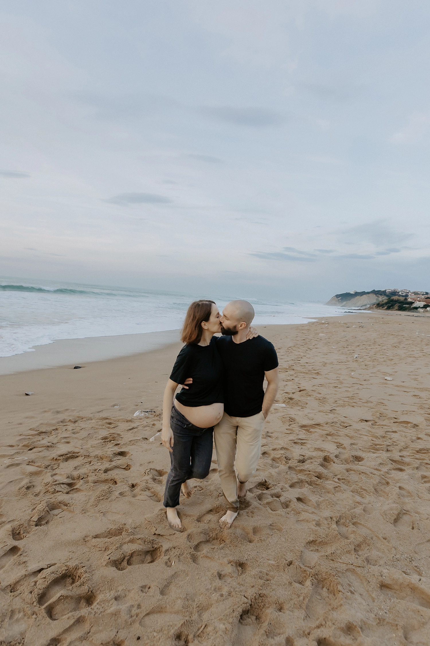 Portrait de future maman sur la plage de Bidart, en pleine lumière douce