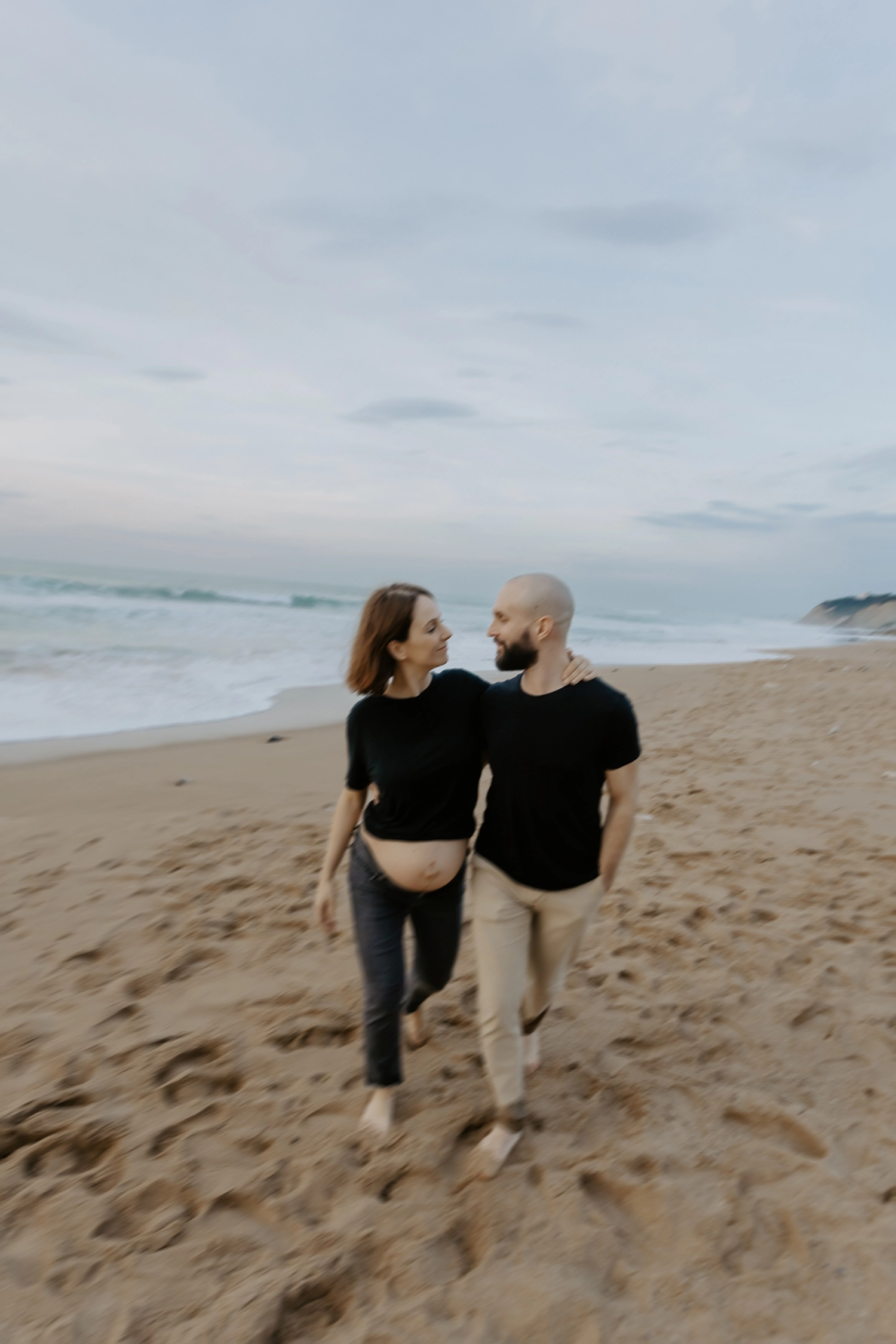 Portrait de future maman sur la plage de Bidart, en pleine lumière douce