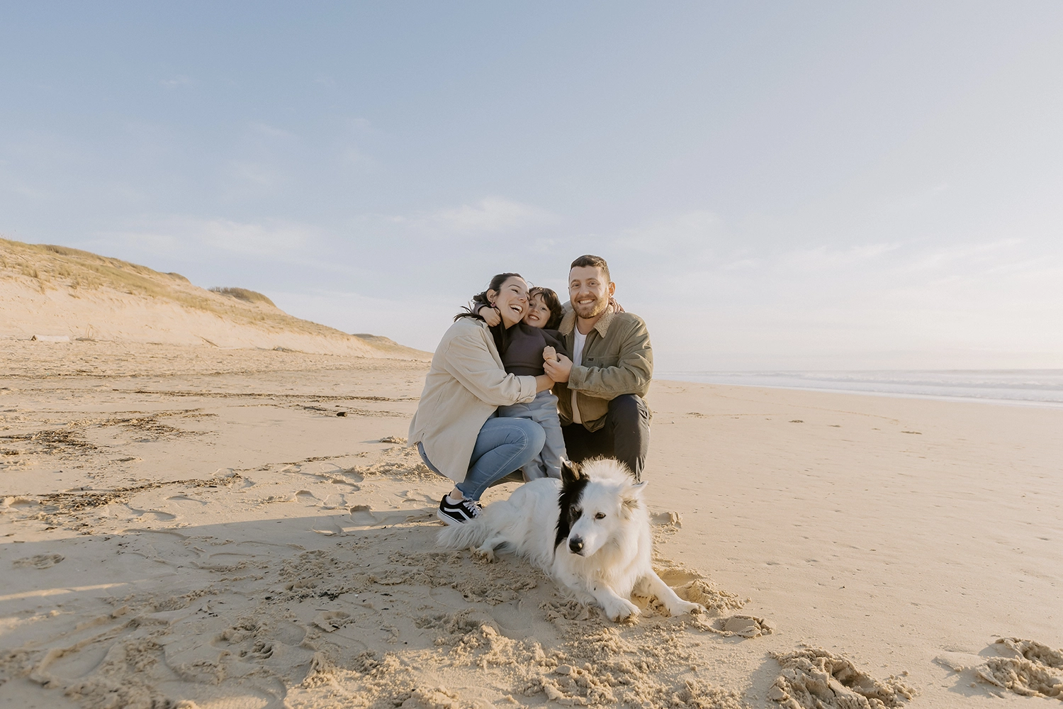 Famille sur la plage de Seignosse lors d’une séance photo grossesse en hiver.