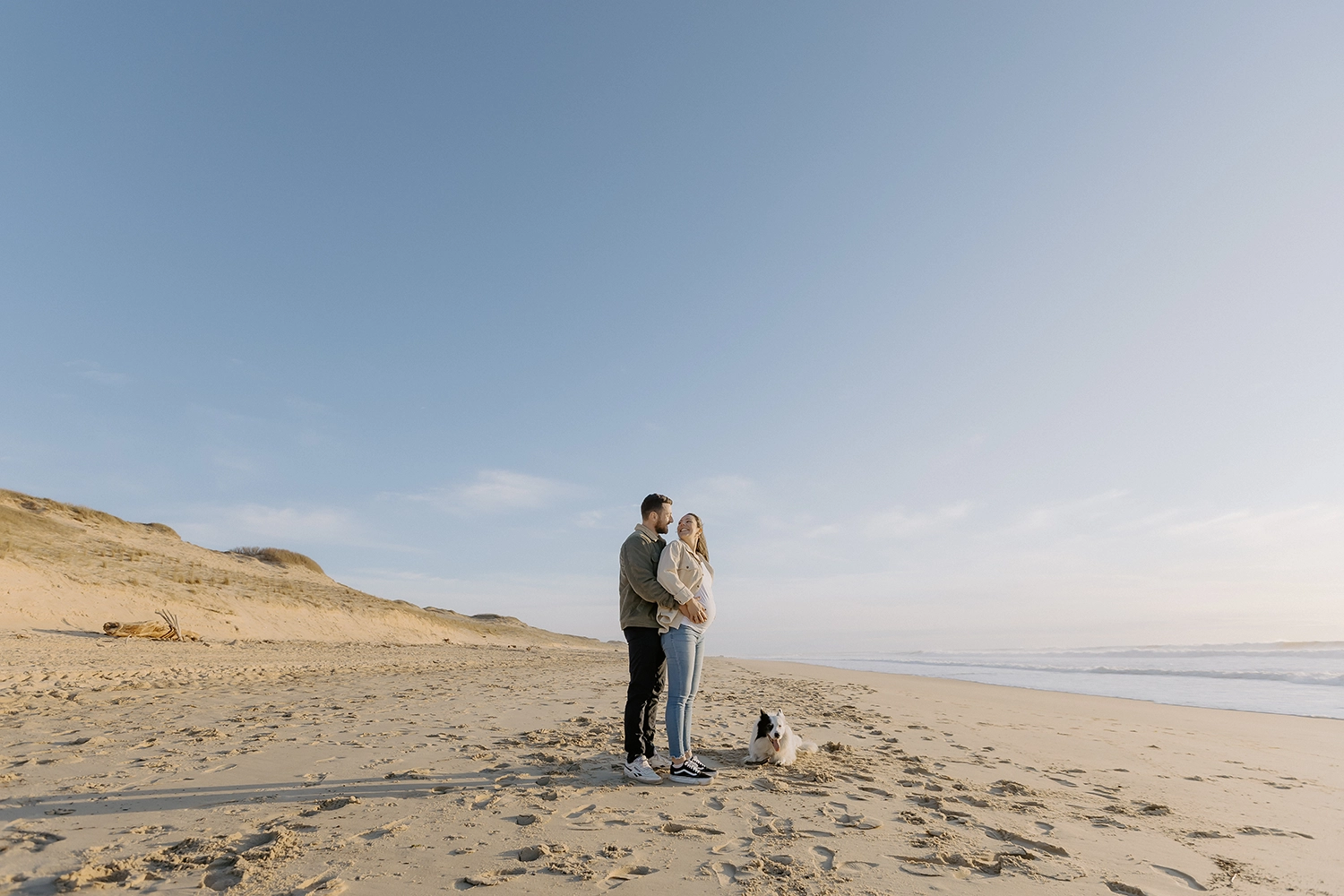 Famille sur la plage de Seignosse lors d’une séance photo grossesse en hiver.