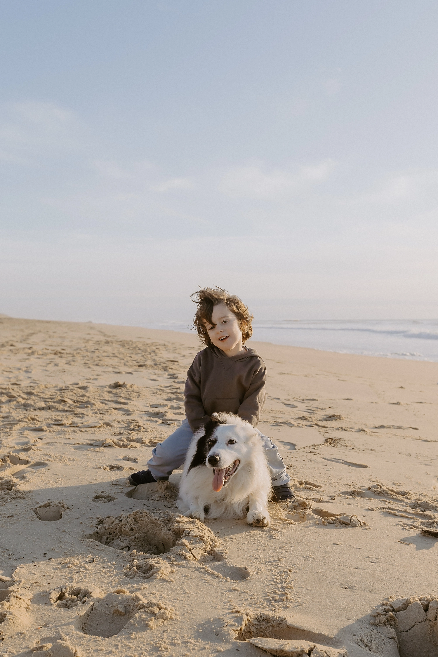 Famille sur la plage de Seignosse lors d’une séance photo grossesse en hiver.