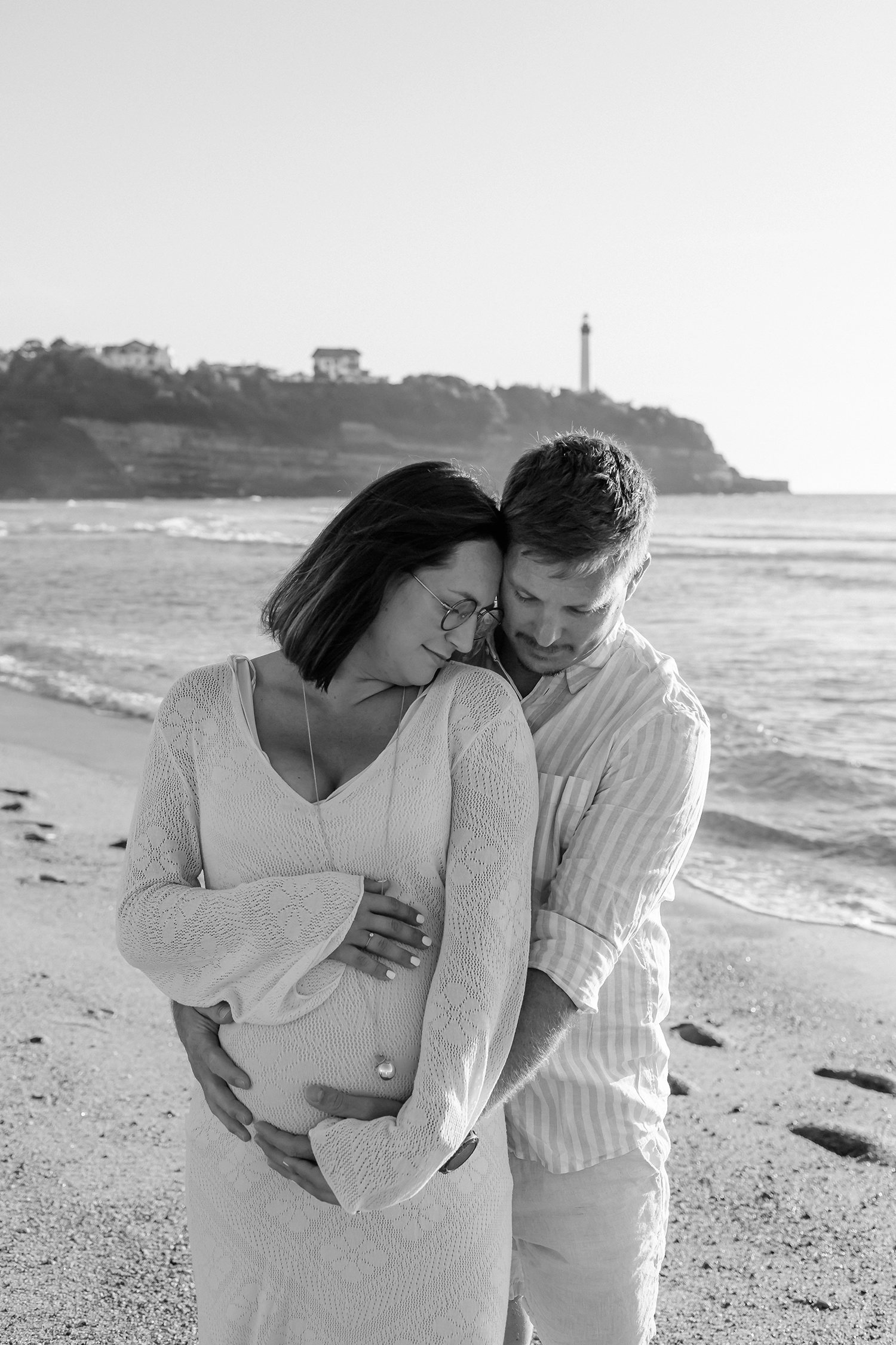 Future maman pendant une séance photo grossesse sur la plage d'Anglet