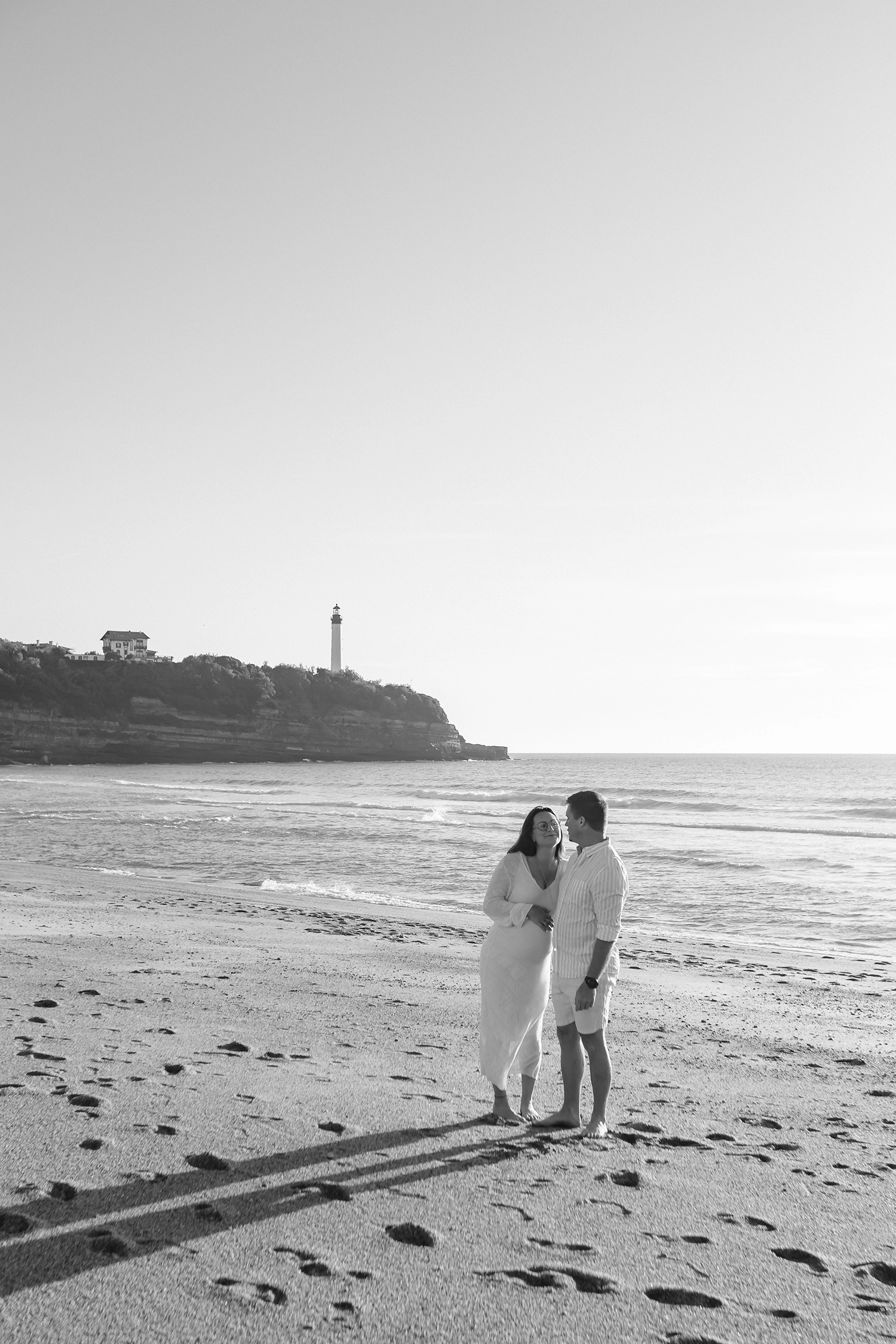 Future maman pendant une séance photo grossesse sur la plage d'Anglet