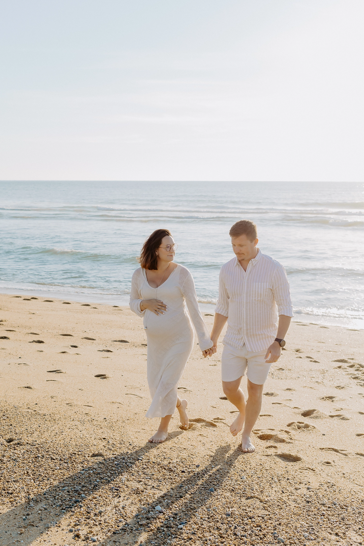 Future maman pendant une séance photo grossesse sur la plage d'Anglet