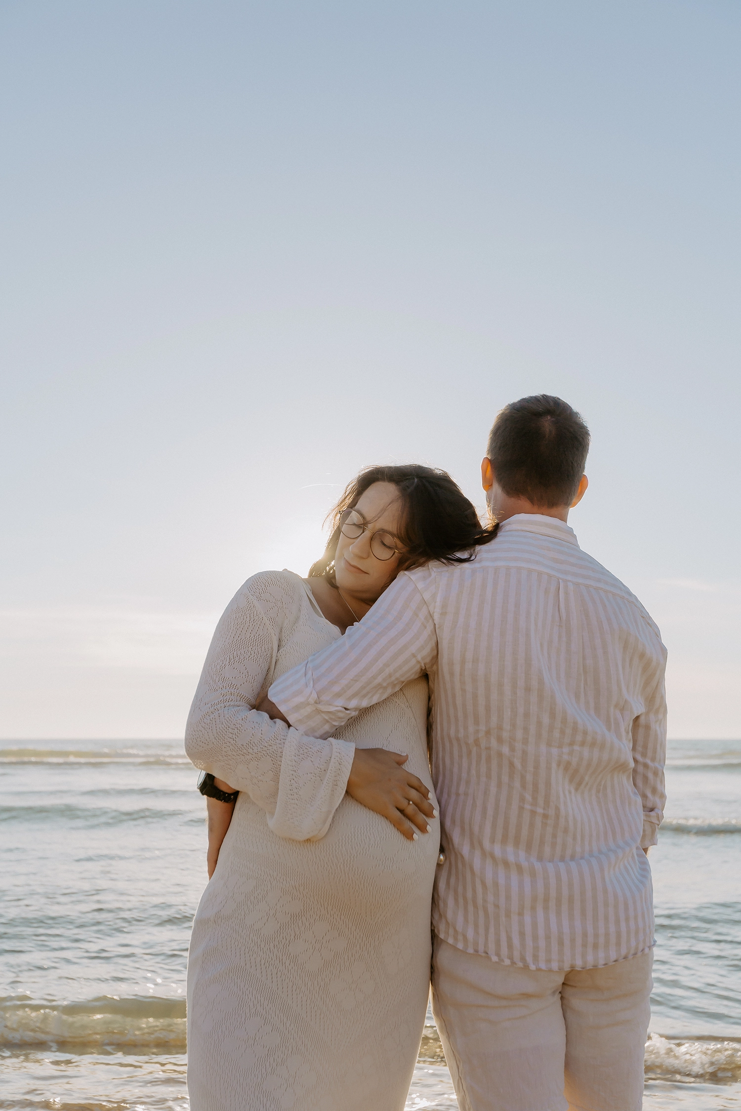 Future maman pendant une séance photo grossesse sur la plage d'Anglet