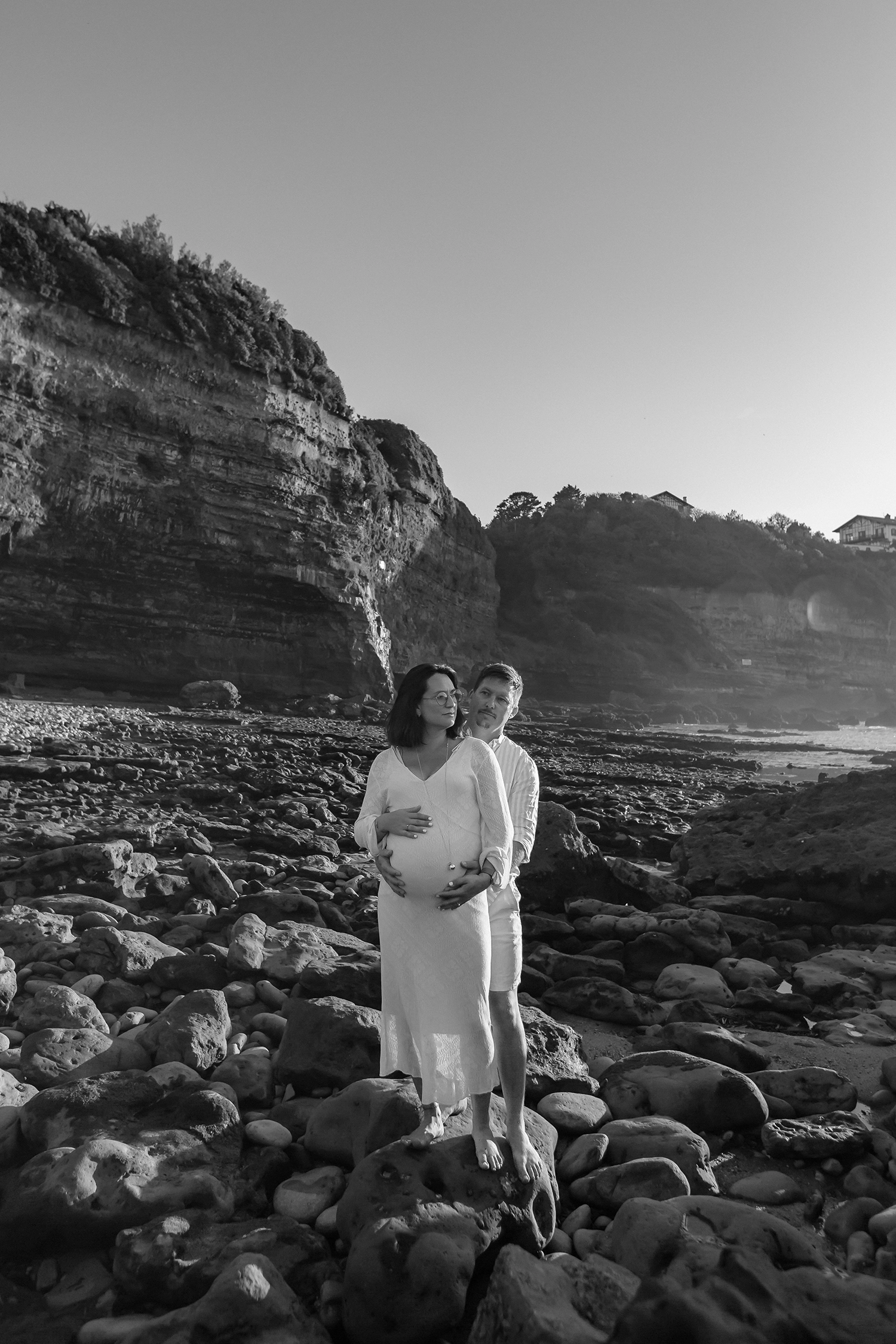 Future maman pendant une séance photo grossesse sur la plage d'Anglet