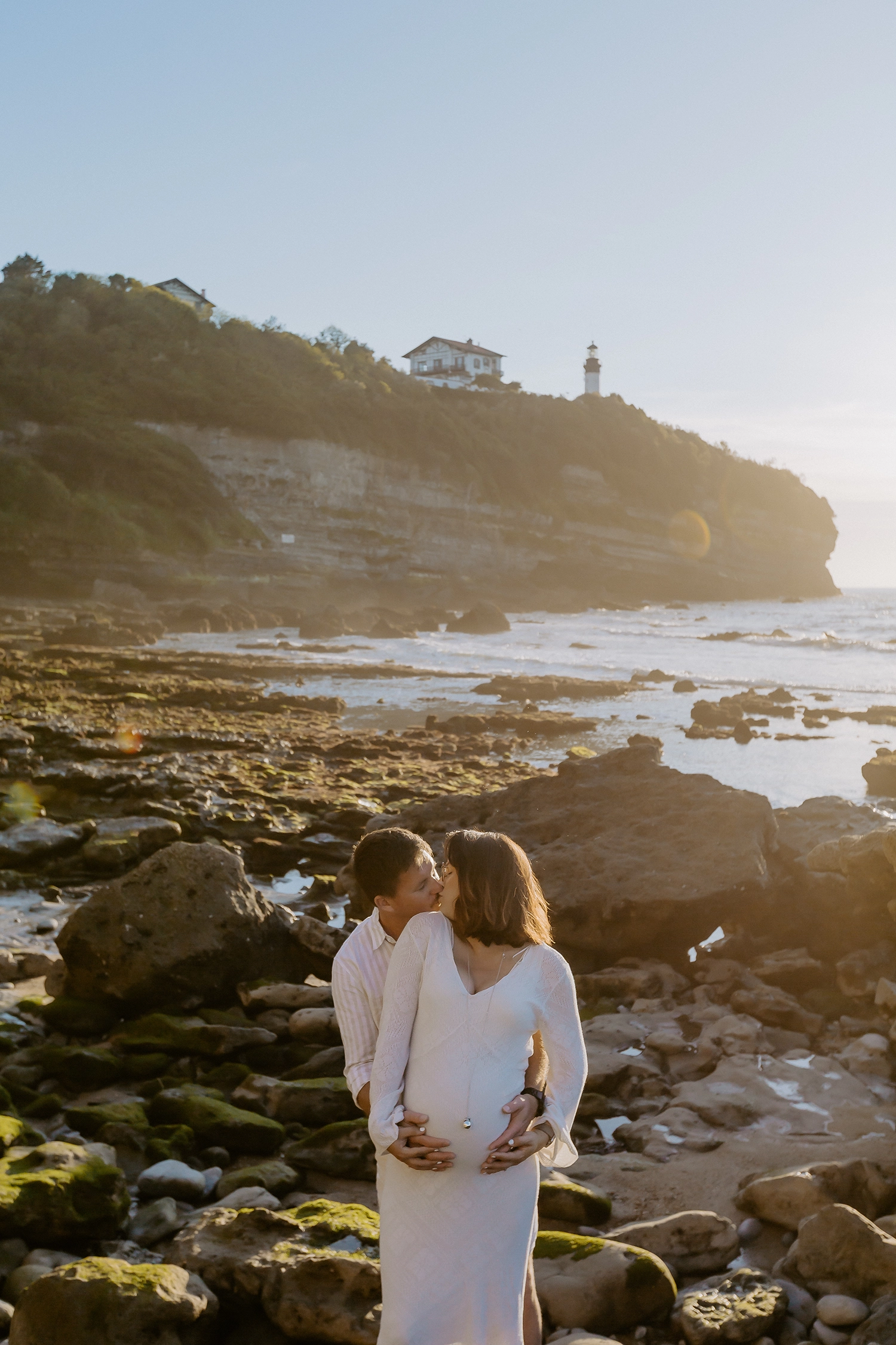 Future maman pendant une séance photo grossesse sur la plage d'Anglet