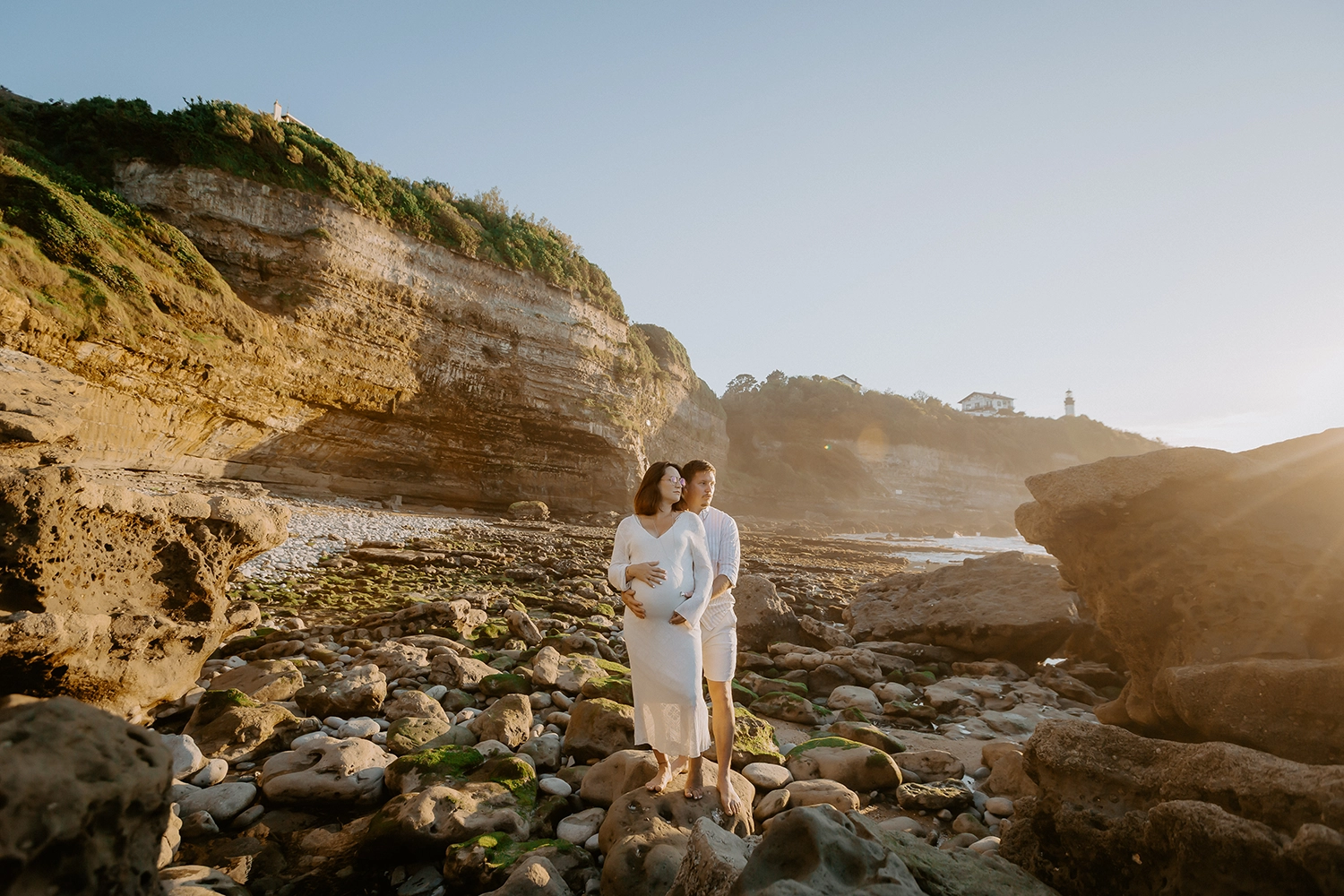 Future maman pendant une séance photo grossesse sur la plage d'Anglet