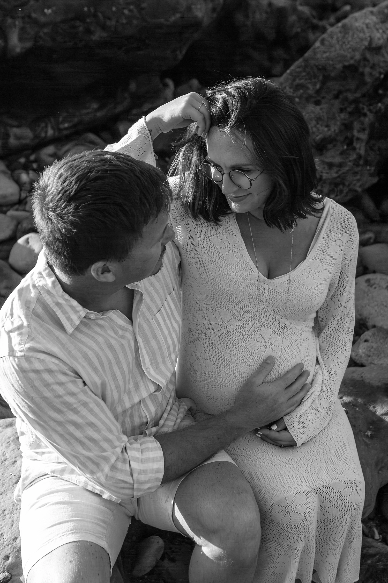 Future maman pendant une séance photo grossesse sur la plage d'Anglet