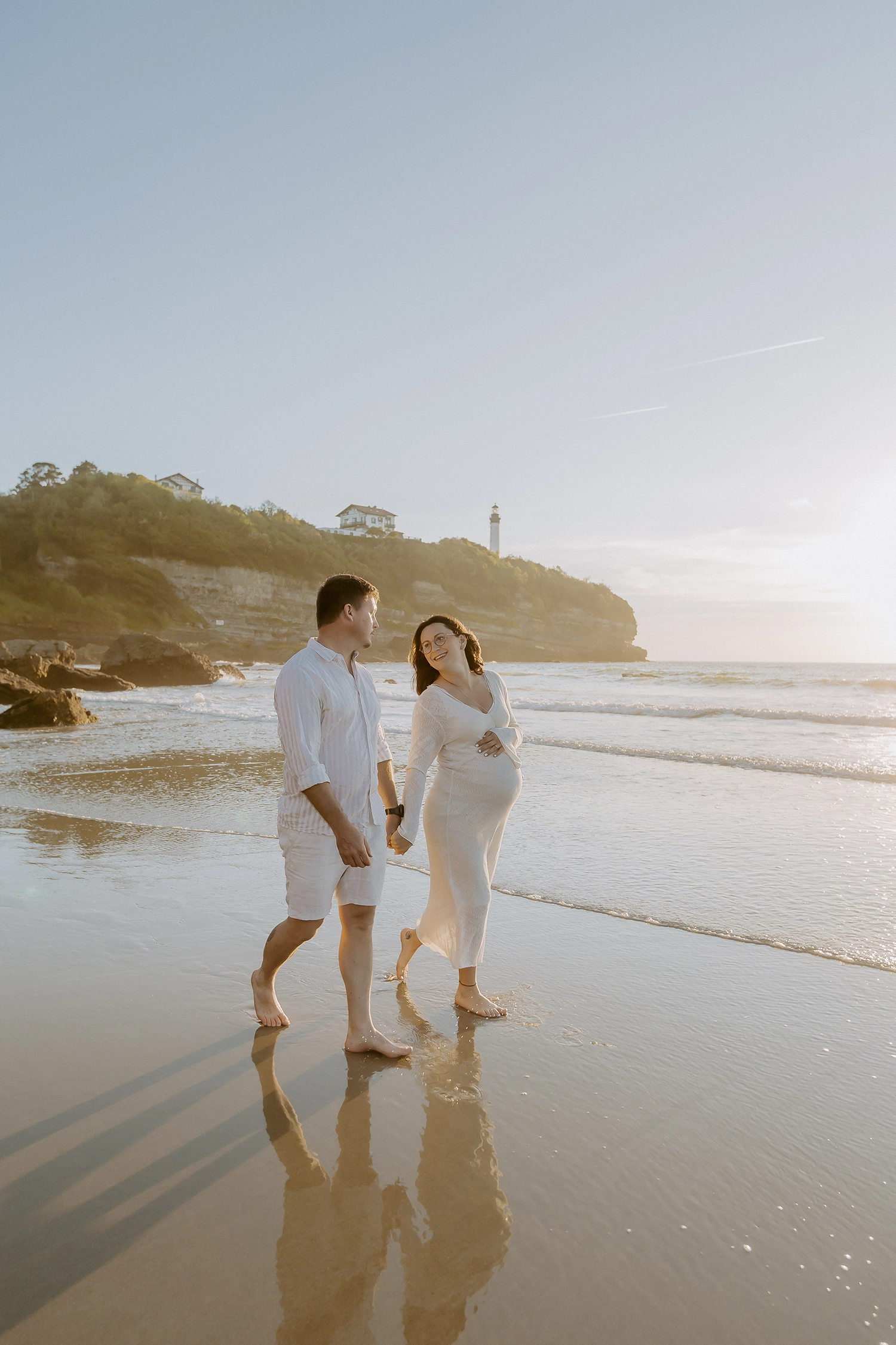 Future maman pendant une séance photo grossesse sur la plage d'Anglet