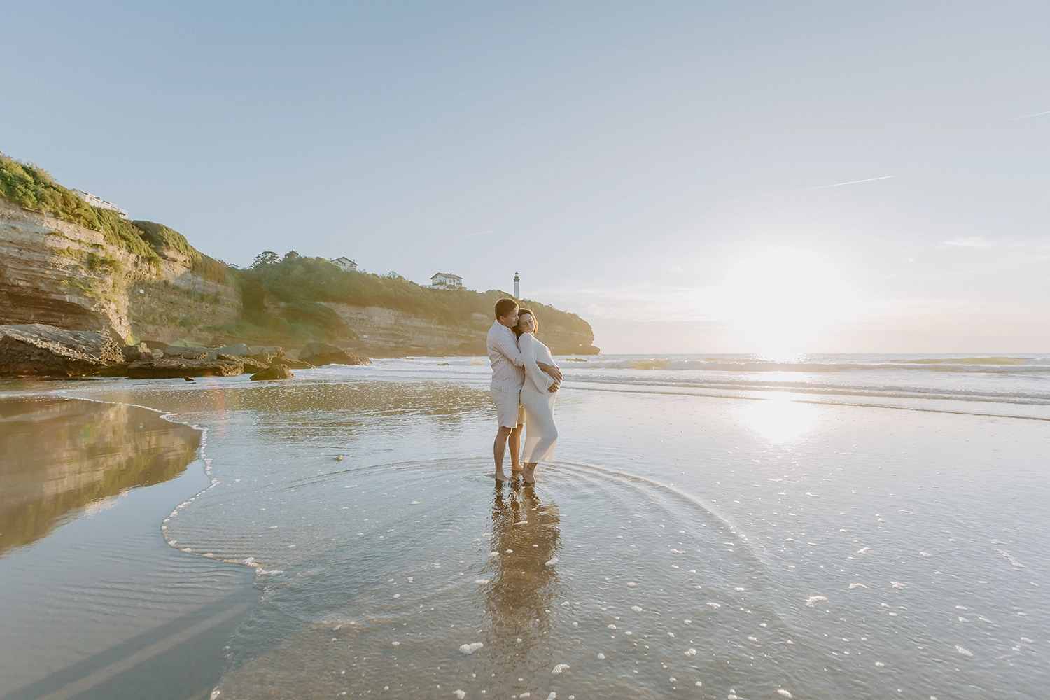 Future maman pendant une séance photo grossesse sur la plage d'Anglet