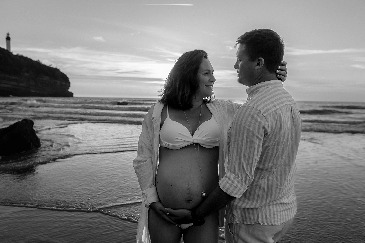 Future maman pendant une séance photo grossesse sur la plage d'Anglet