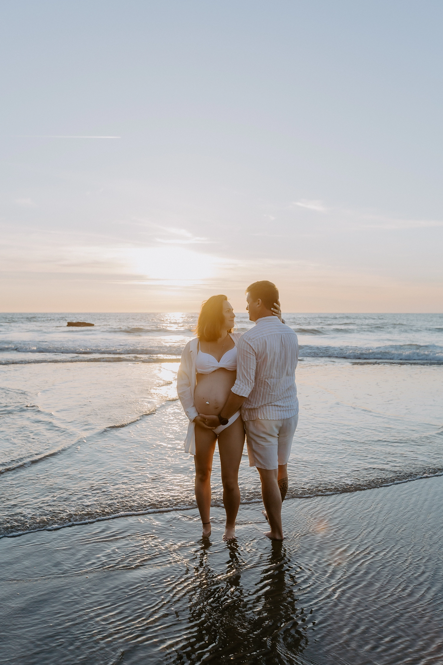 Future maman pendant une séance photo grossesse sur la plage d'Anglet