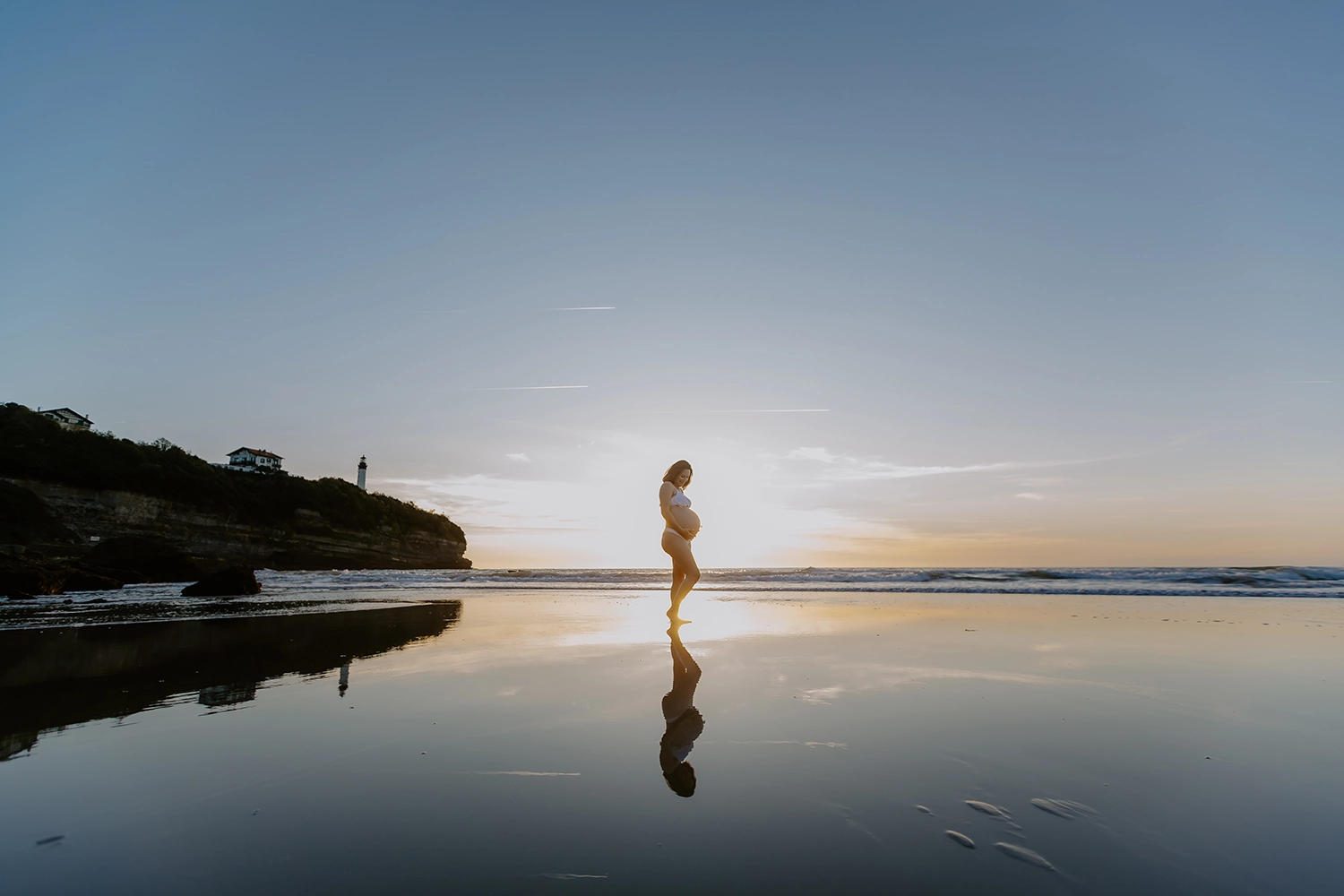 Future maman pendant une séance photo grossesse sur la plage d'Anglet
