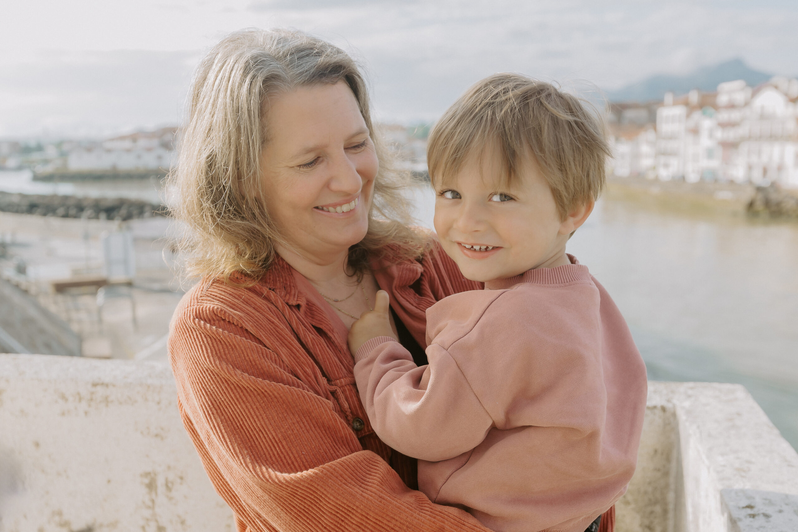 Séance photo mère-fils sur la plage de Saint-Jean-de-Luz