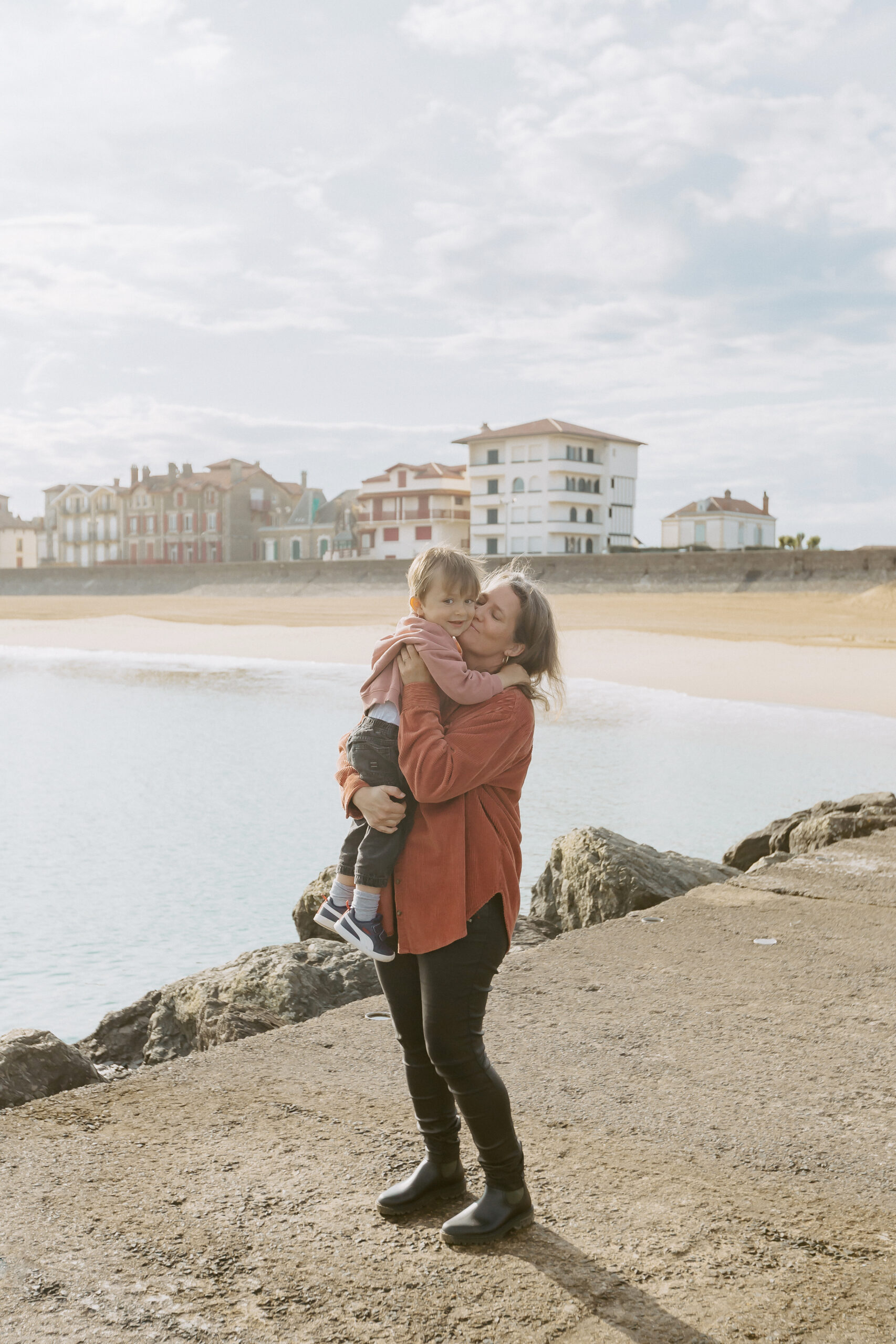Séance photo mère-fils sur la plage de Saint-Jean-de-Luz
