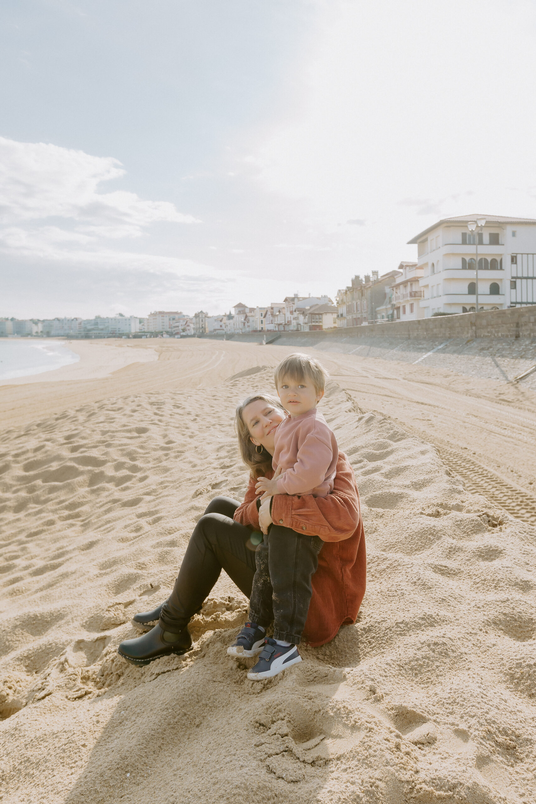 Séance photo mère-fils sur la plage de Saint-Jean-de-Luz