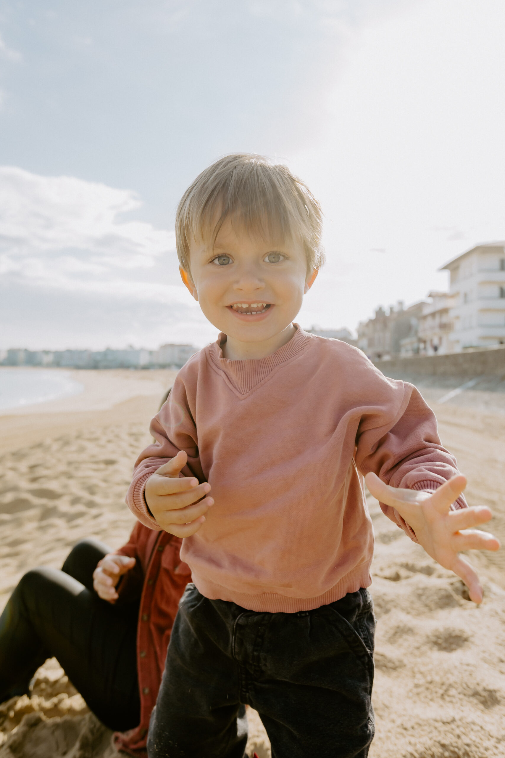 Séance photo mère-fils sur la plage de Saint-Jean-de-Luz