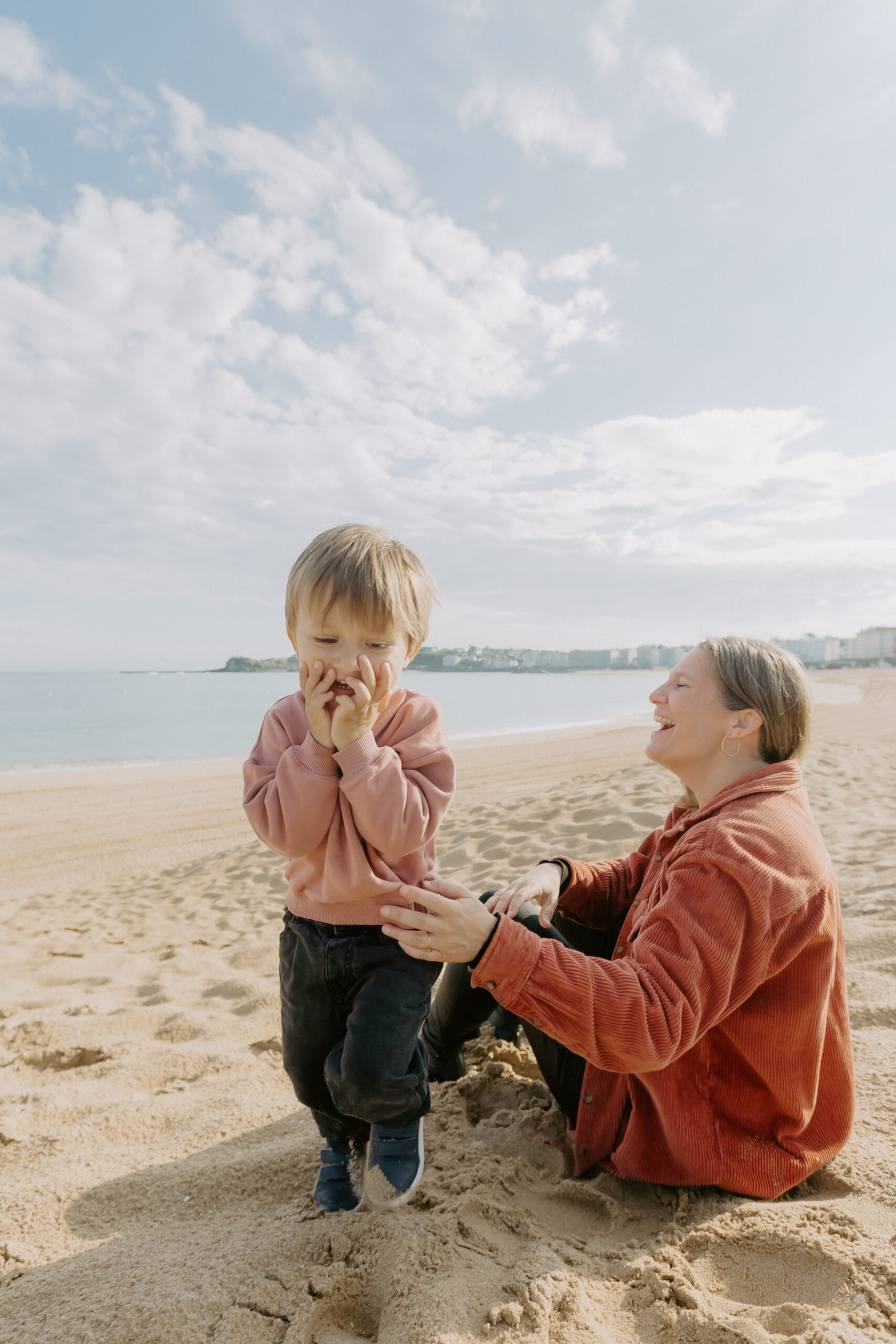 Séance photo mère-fils sur la plage de Saint-Jean-de-Luz