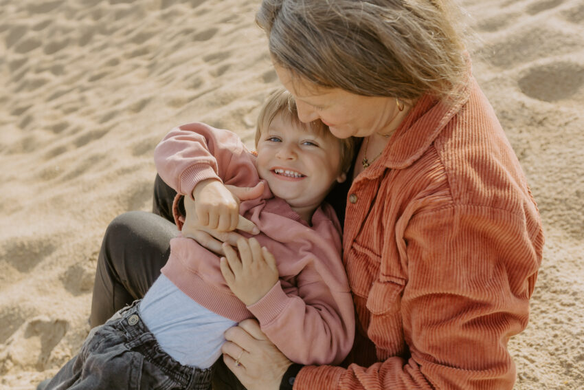 Séance photo mère-fils sur la plage de Saint-Jean-de-Luz